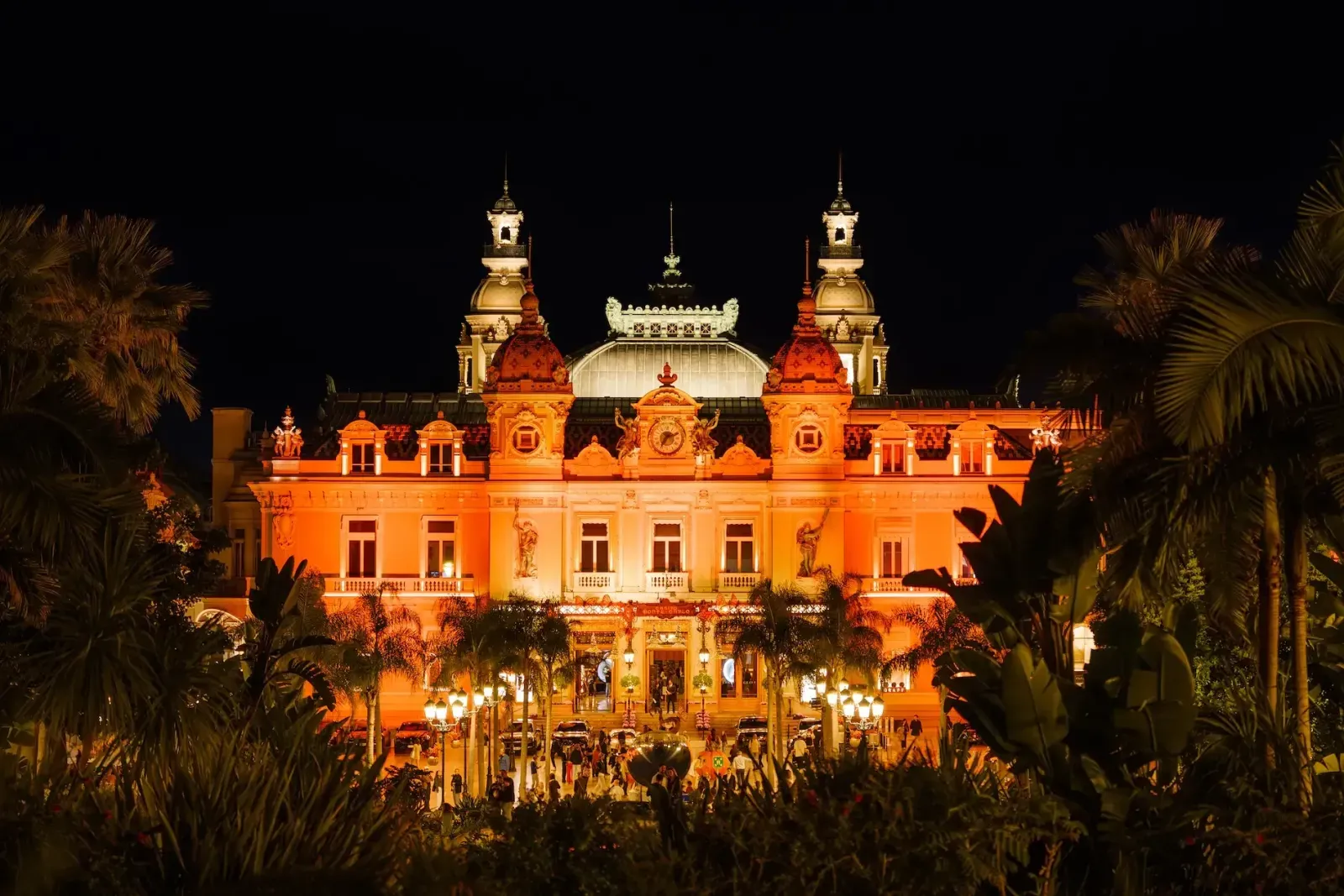 Suite con jardín y espacio luminoso junto a la ventana